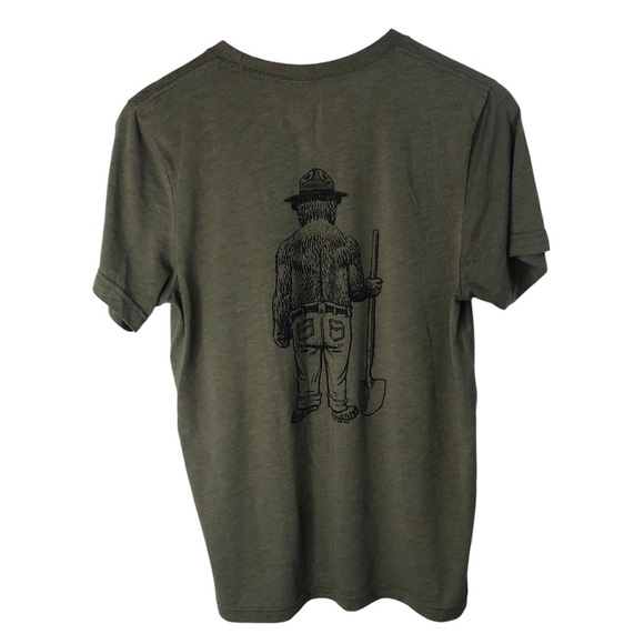 Smokey Bear Shovel Crewneck Tee (Unisex)Shirt Sz Medium Soft Spun Olive Green - Picture 3 of 6